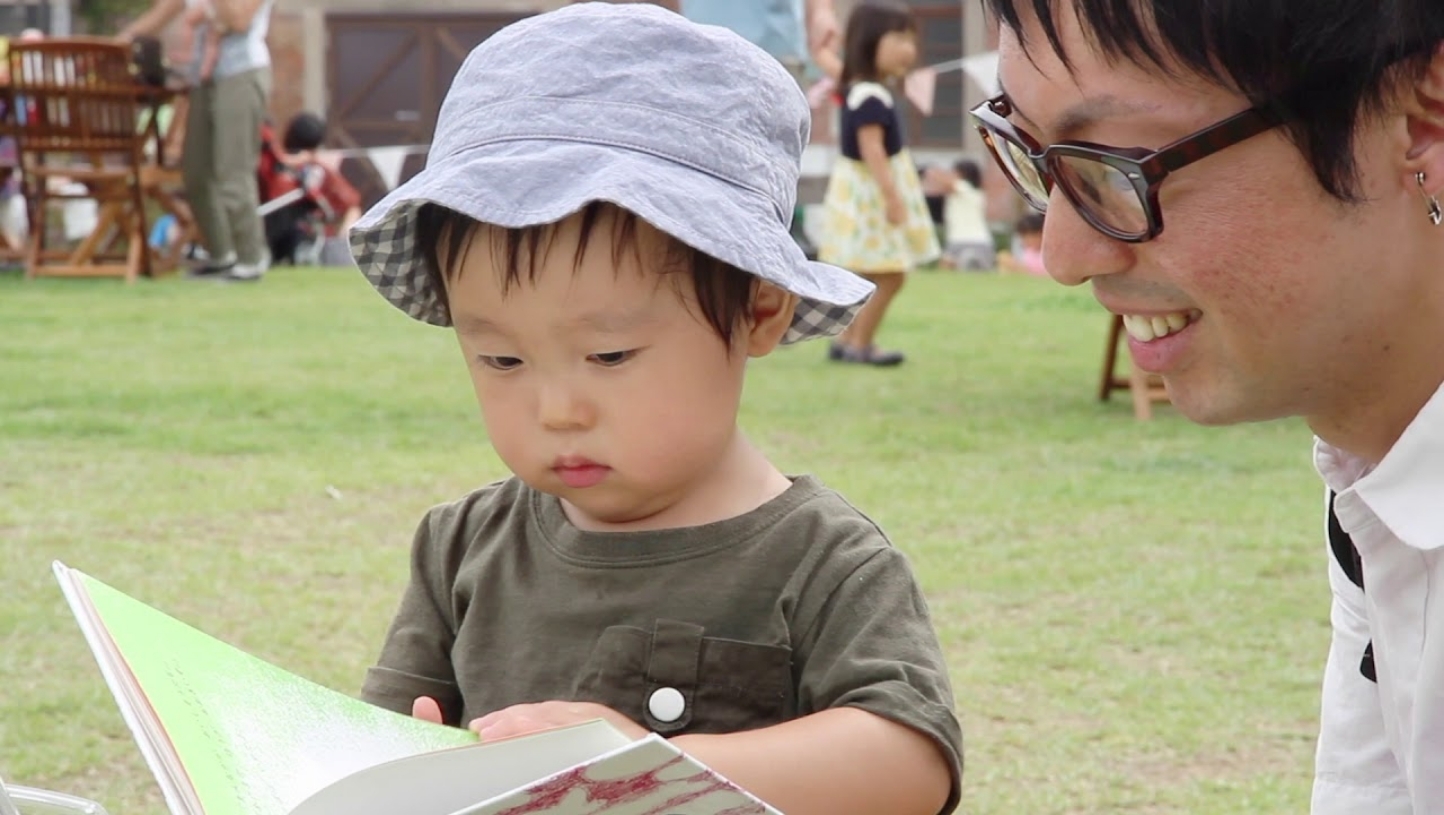 写真：絵本を読む親子