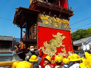 写真：亀崎小学校での活動の様子