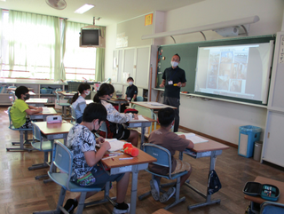 写真：さくら小学校での活動の様子