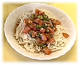 夏野菜とツナのぶっかけそうめんの写真