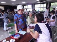 写真：健康測定のお手伝いの様子