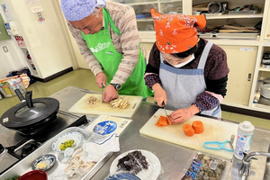 男性も一緒に料理している様子