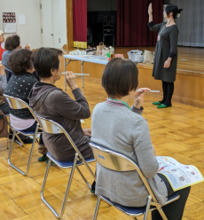 歯科衛生士による講話の様子(写真)