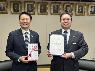 写真：目録受け渡し