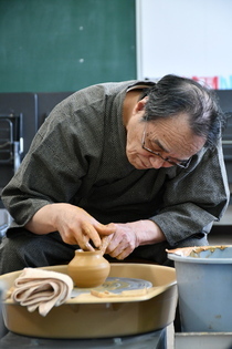 ろくろで急須を作る村越風月さん