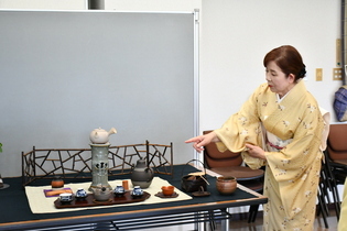 煎茶道の解説をする村越朱仙窟さん