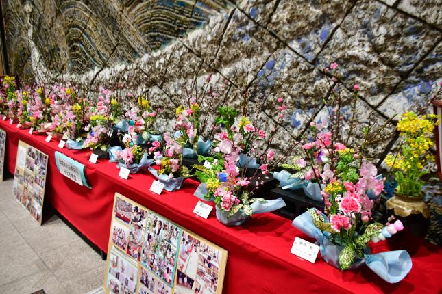 写真：子どもたちが生けたお花1