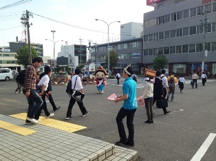 写真：JR半田駅前で活動