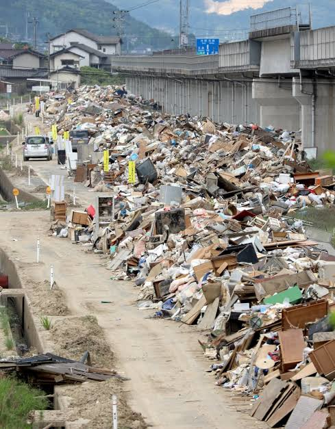 写真：ごみの山が続いている