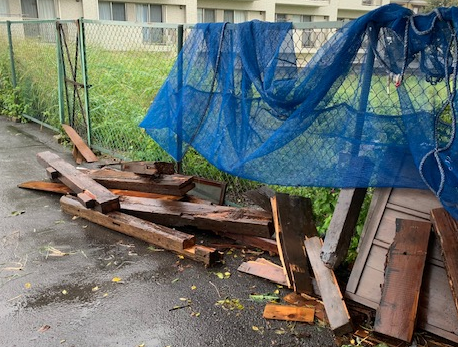 写真：建築廃材が散乱している