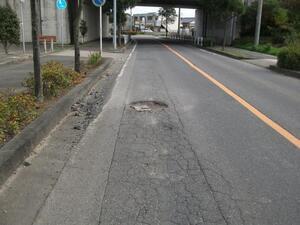 写真：道路の陥没、穴
