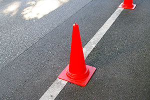 写真：道路上のカラーコーン