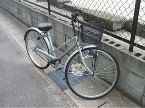 写真：側溝の上の自転車