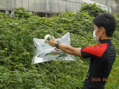 写真：臭気採取の様子