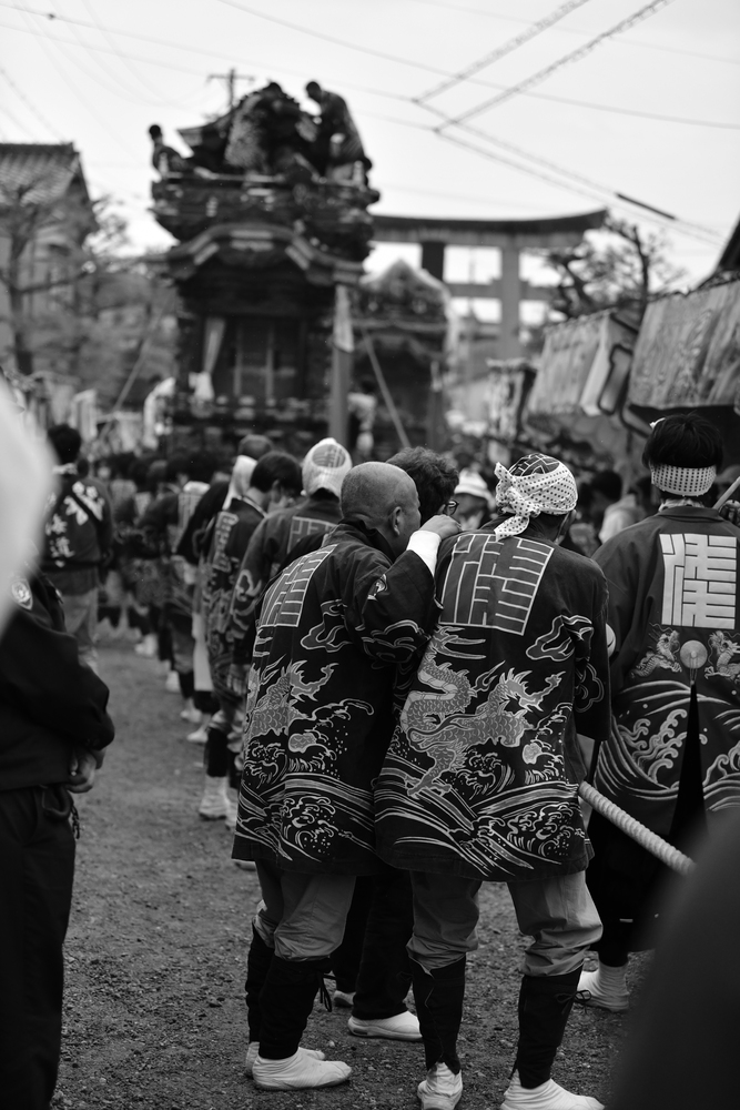 写真:龍を背に祭りをゆく