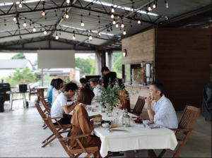 写真：食事する人たち