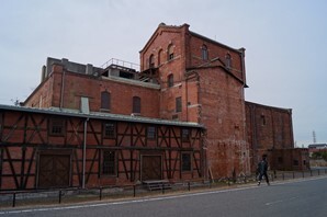 写真:赤レンガ建物_今