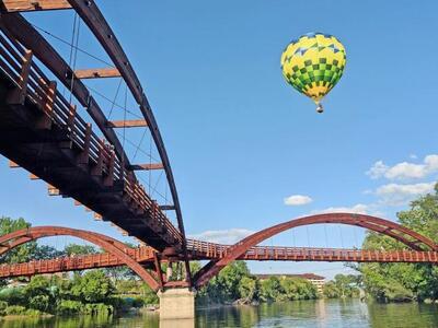 写真：橋と気球