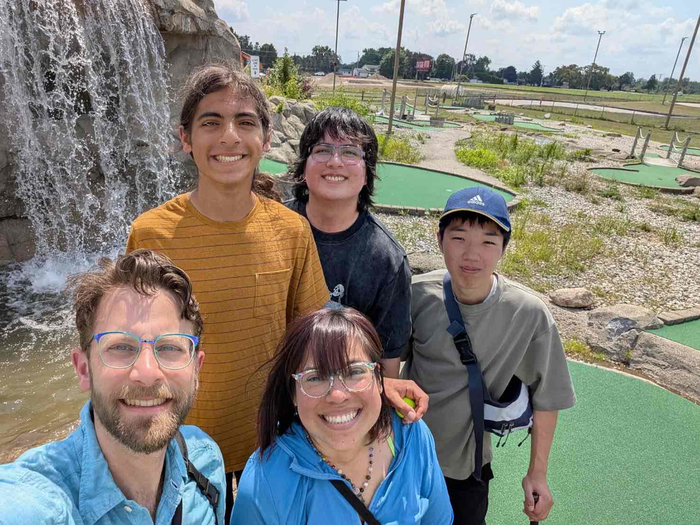 写真：ホストファミリーと