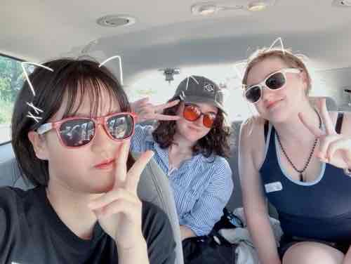 写真：ホストファミリーと