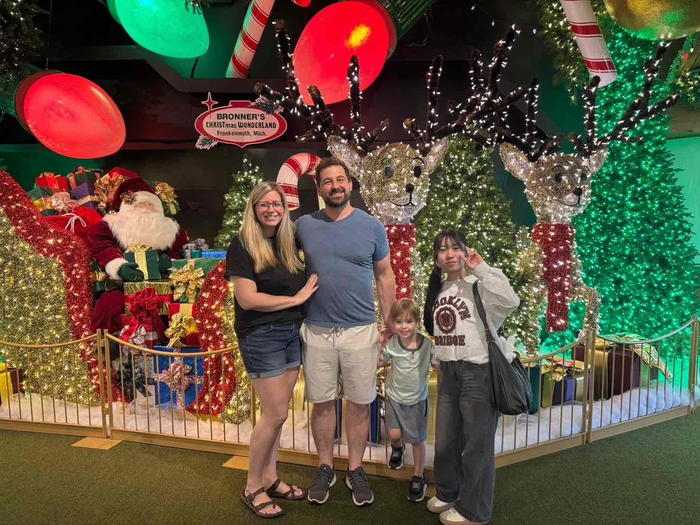 写真：ホストファミリーと