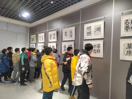 写真：徐州市の書画作品展の様子2