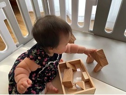 写真：積み木で遊ぶ様子