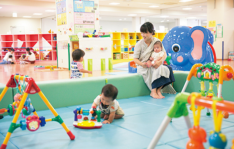写真：施設で遊ぶ親子