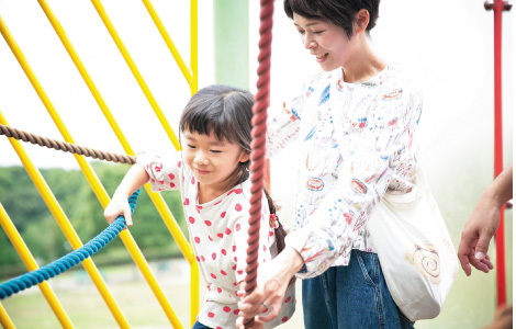 写真：遊具で遊ぶ親子