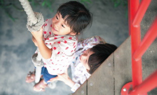 写真：親子で遊ぶ様子1