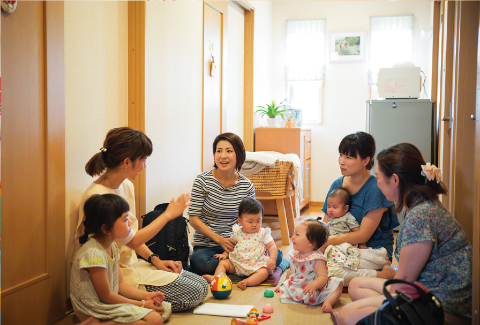 写真：集まっておしゃべりする子ども連れのママたち