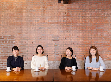 写真：加村さん、田代さん、澤田さん、伊藤さんの集合写真