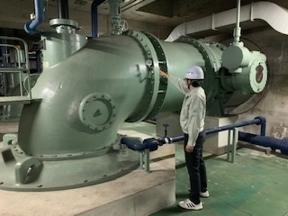 写真:ポンプの点検をしている人