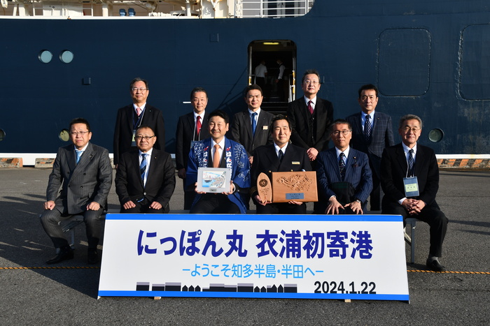 クルーズ船「にっぽん丸」初寄港集合写真