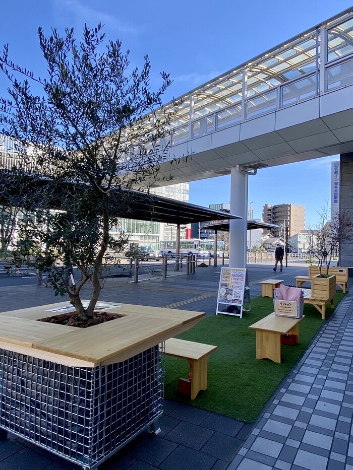 知多半田駅社会実験テーブル・ベンチ