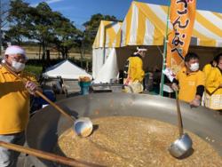 ごん鍋ふるまいの様子