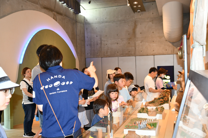 写真:新美南吉記念館を見学する様子