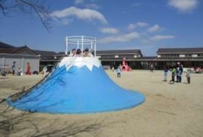 運動場にある富士山型の遊具です。
