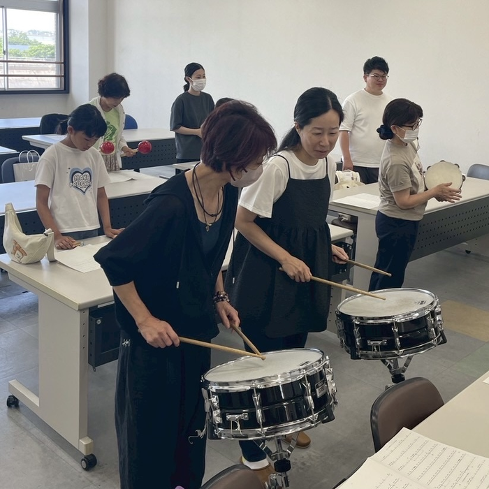 スネアドラムの体験の様子