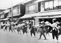 バケツリレーの消火訓練