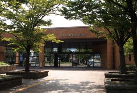 写真：半田市立図書館外観