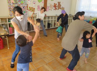 プレスクールの様子ダンス