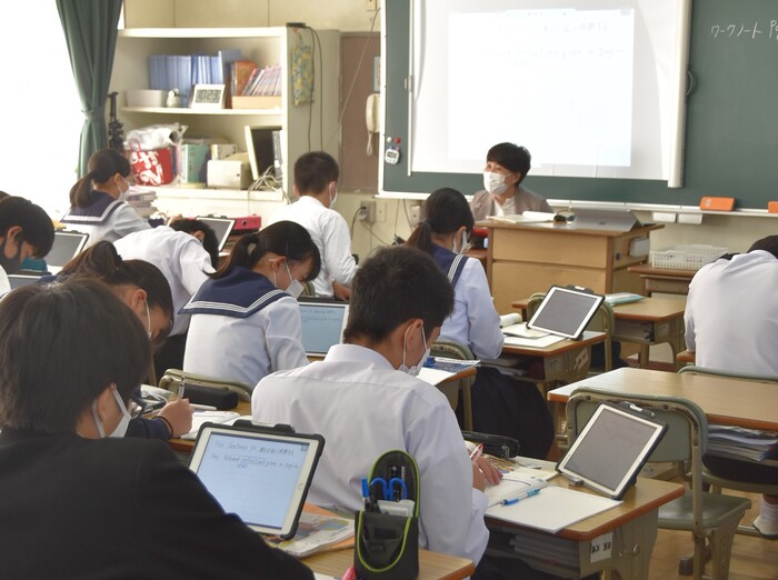 子育て中の親子が楽しむ様子
