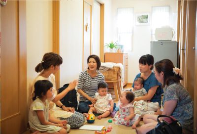 写真：育児サークル「ベビとも」