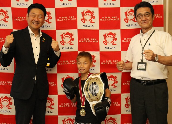 写真：市長と安藤エイト