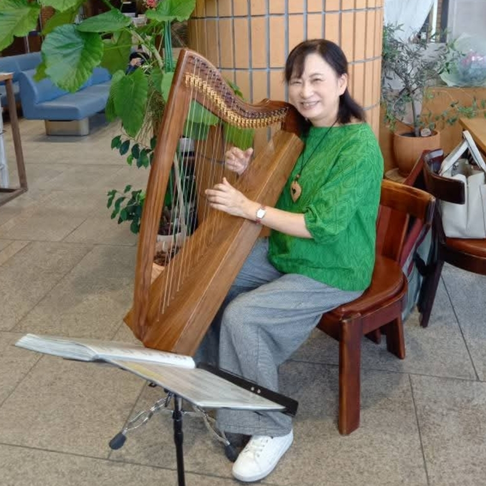 ハープ奏者榊原知里さんの写真