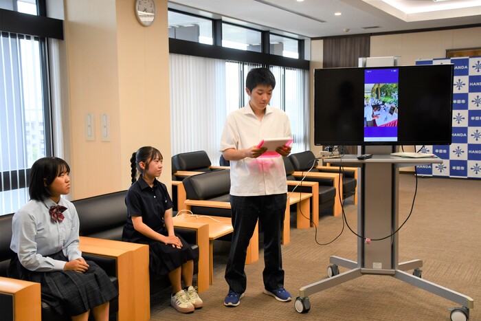 生徒が報告をしている様子