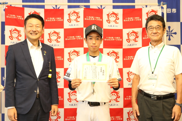 写真：市長、教育長と星野暖翔さん