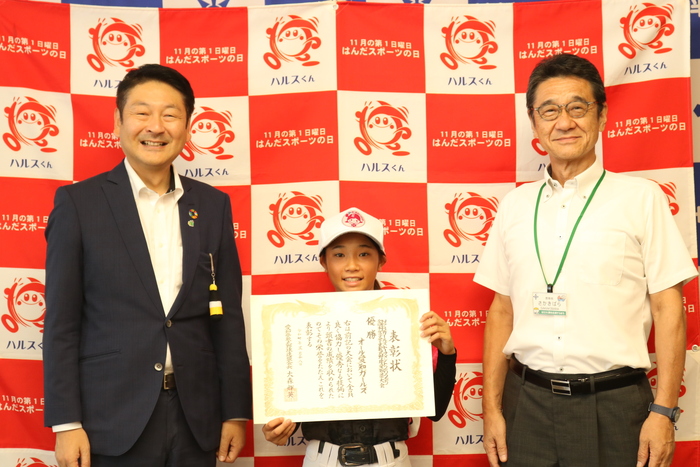 写真：市長、教育長と千野華愛さん