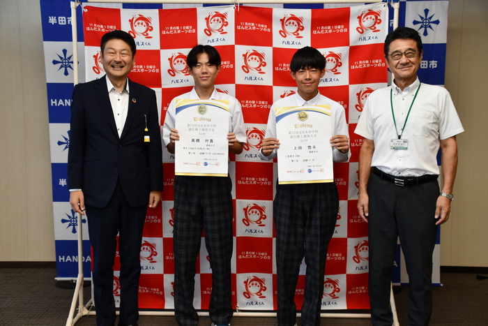 市長と髙橋叶真さん、上田悠斗さん